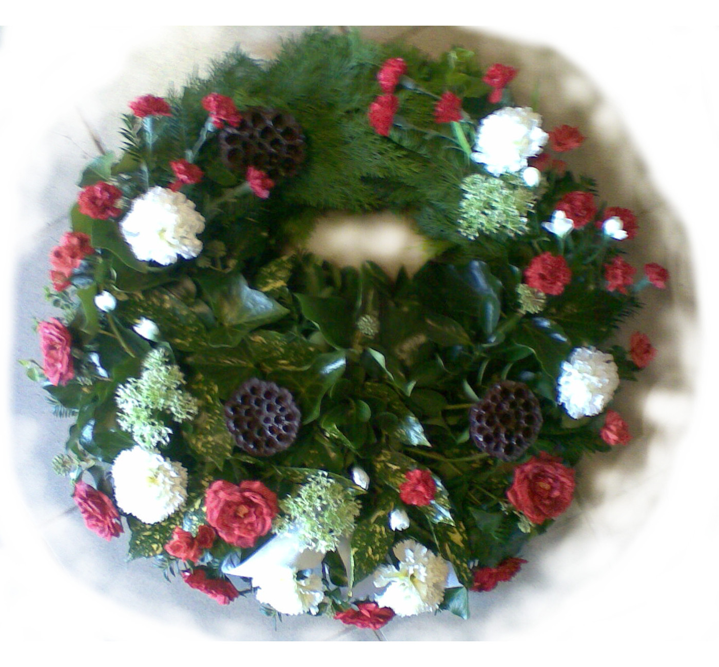 Červenobiely smútočný veniec