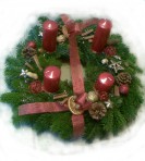 Červený adventný veniec