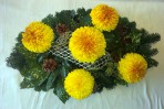 Oválny aranžmán so žltooranžovými chryzantémami