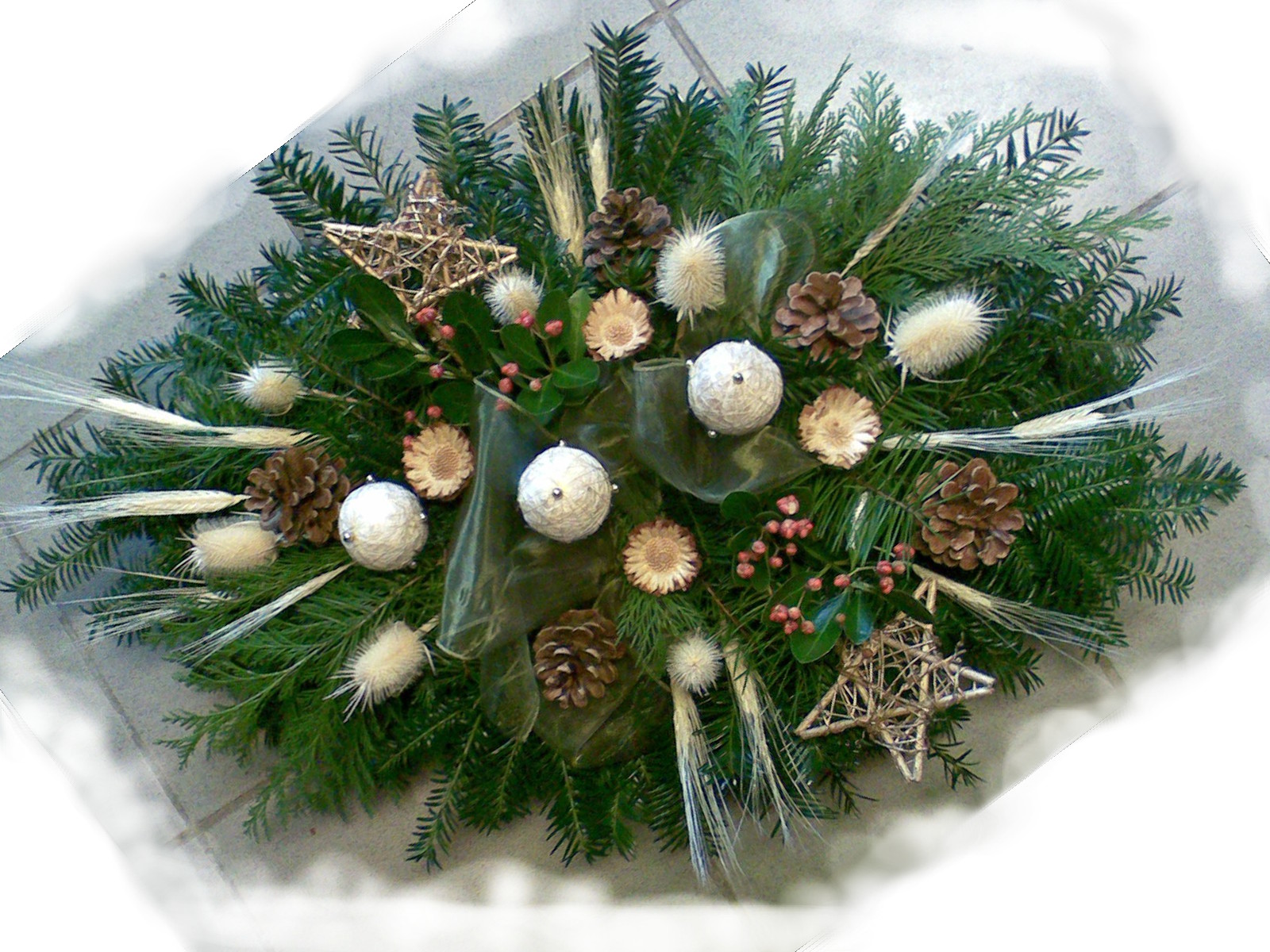 Bielohnedý príležitostný veniec