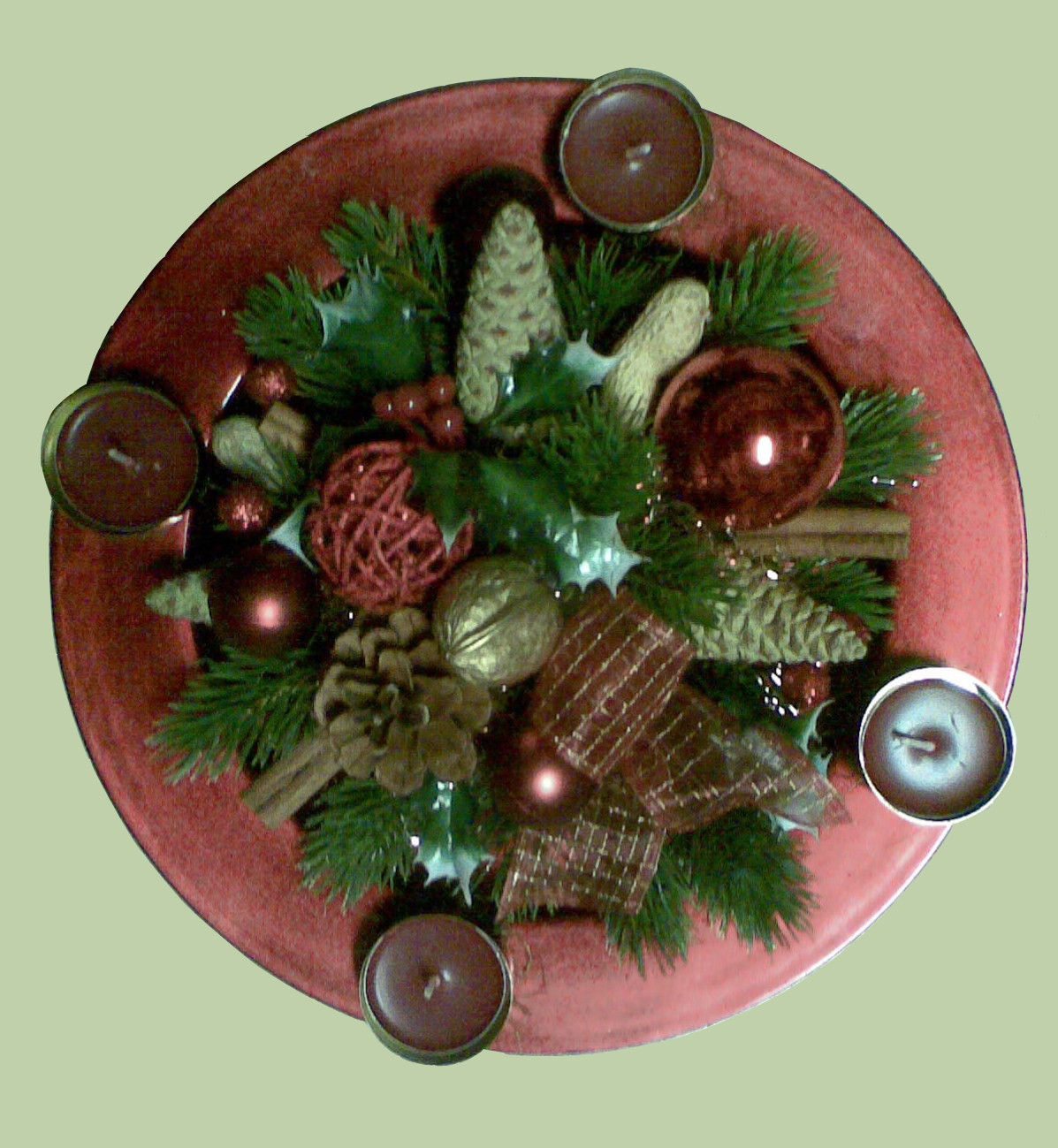 Adventný veniec na podnose