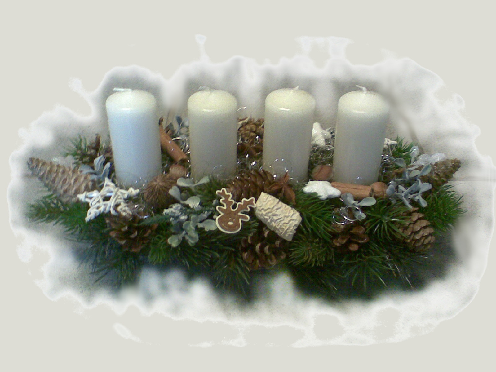 Podlhovastý biely adventný veniec