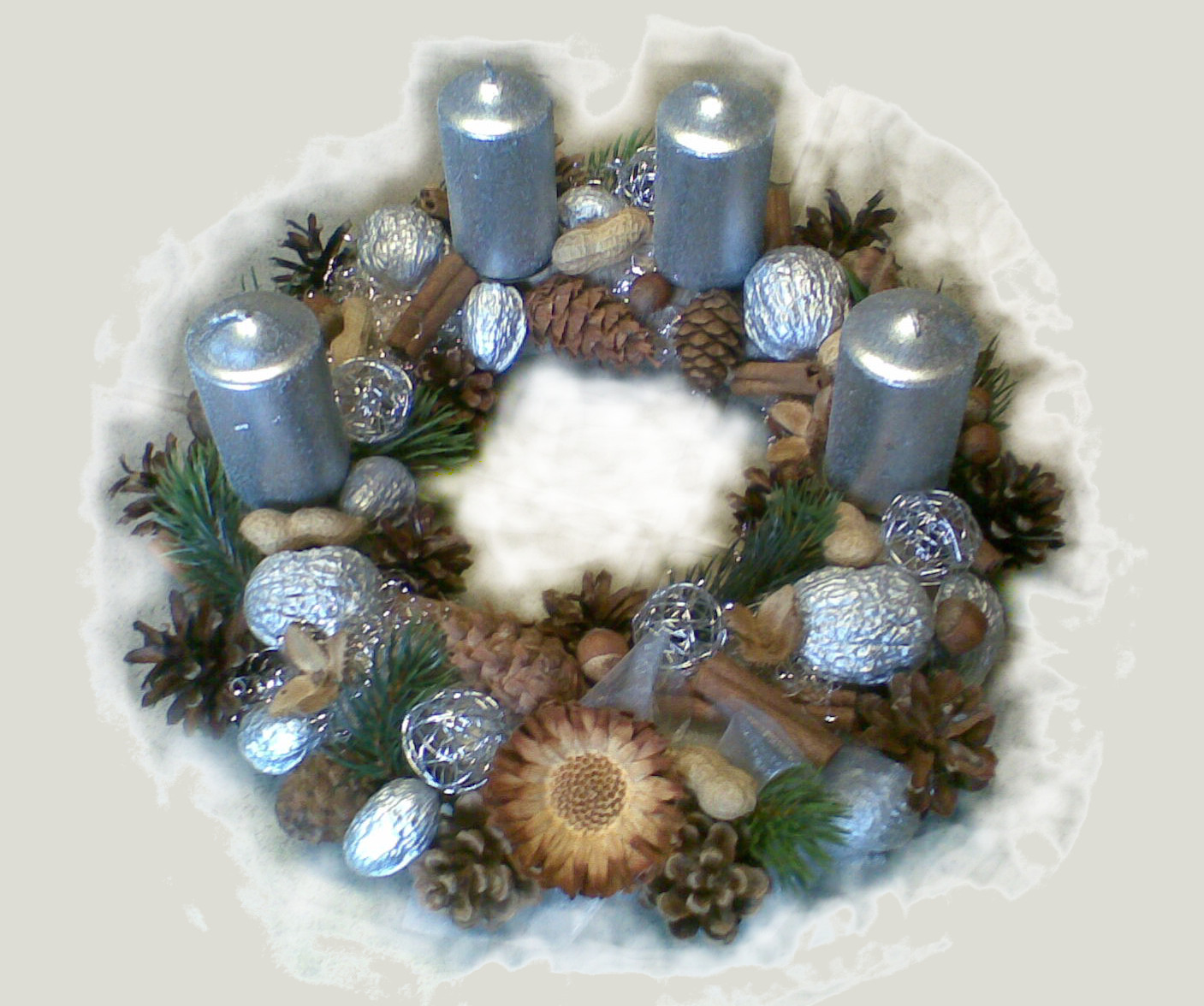 Trvanlivý striebornoprírodný adventný veniec