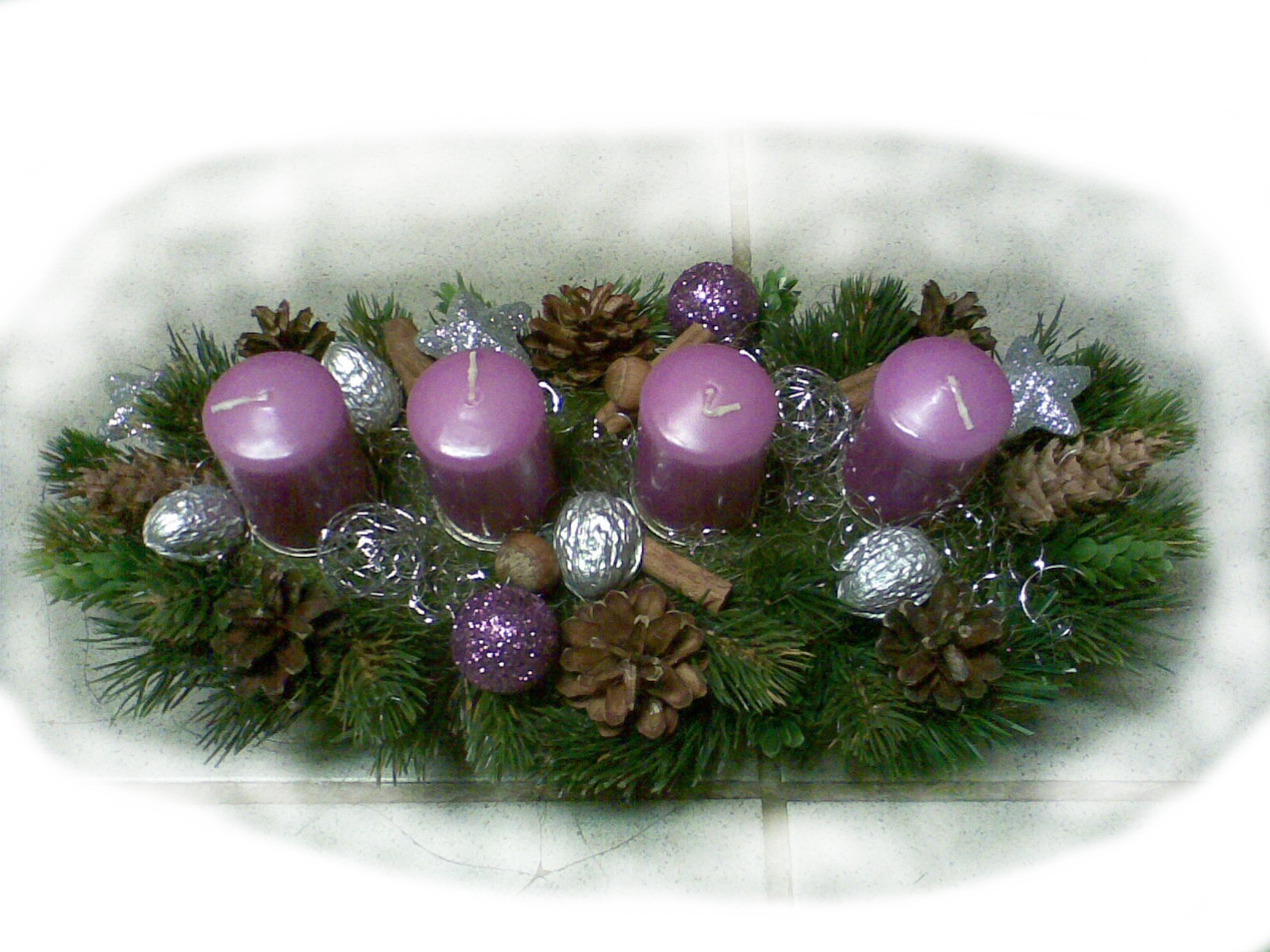 Fialový oválny adventný veniec