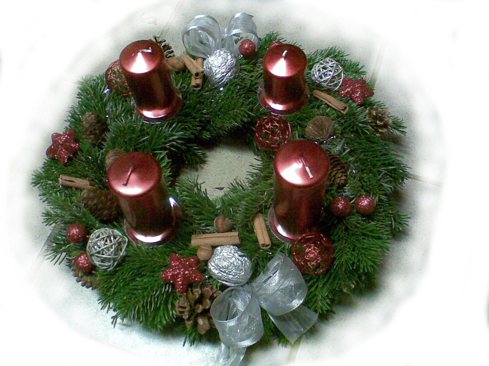 Bordovostrieborný adventný veniec