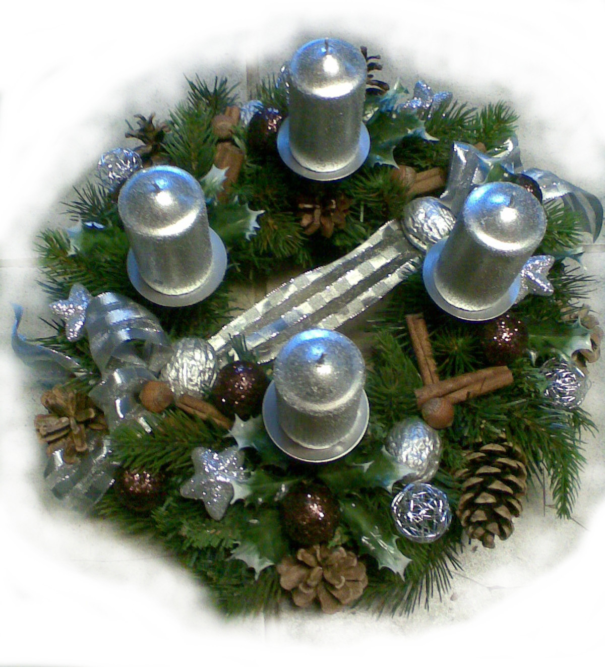 Trvanlivý strieborný adventný veniec
