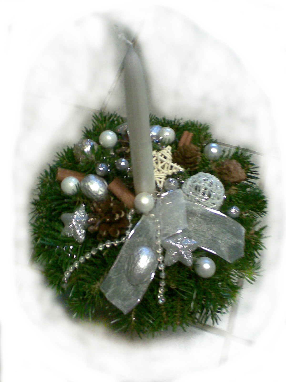 Bielostrieborný vianočný aranžmán