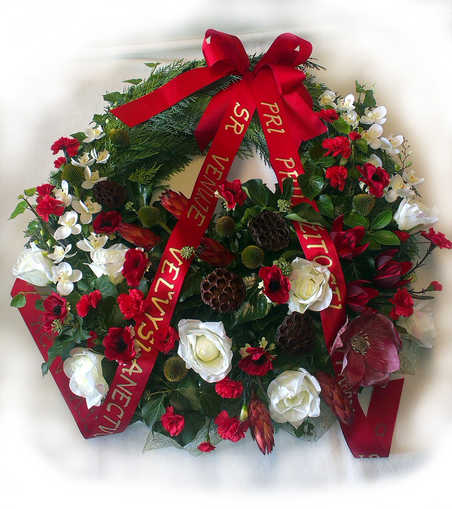 Veľký červenobiely veniec