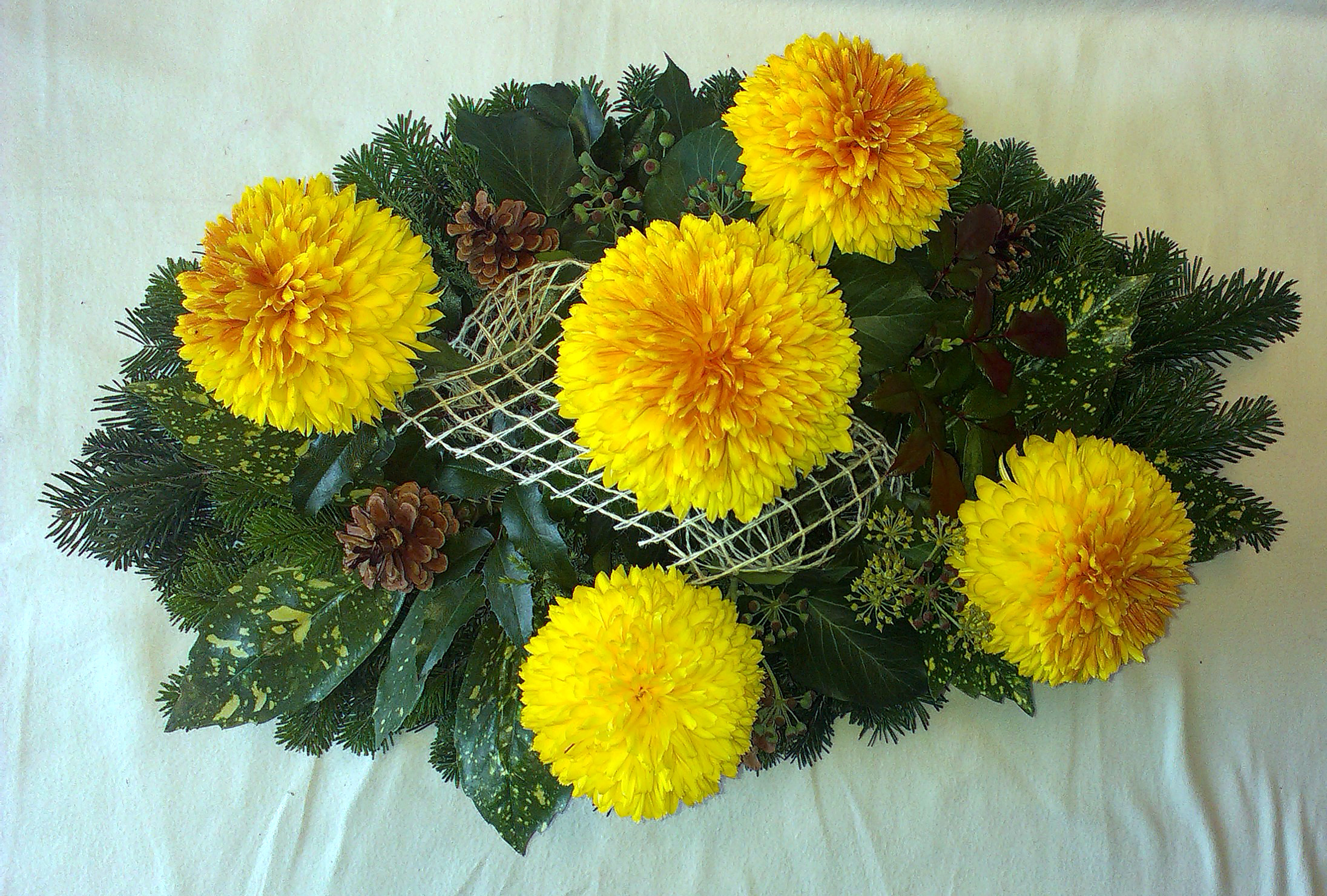 Oválny aranžmán so žltooranžovými chryzantémami