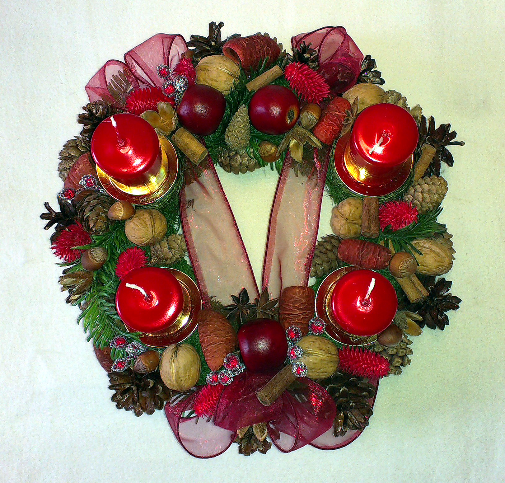 Červenohnedý adventný veniec