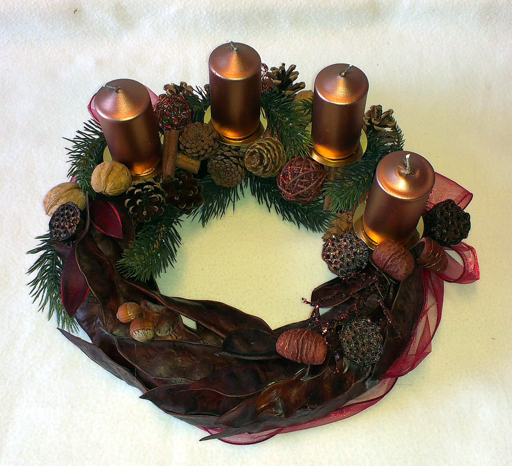 Hnedobronzový adventný veniec