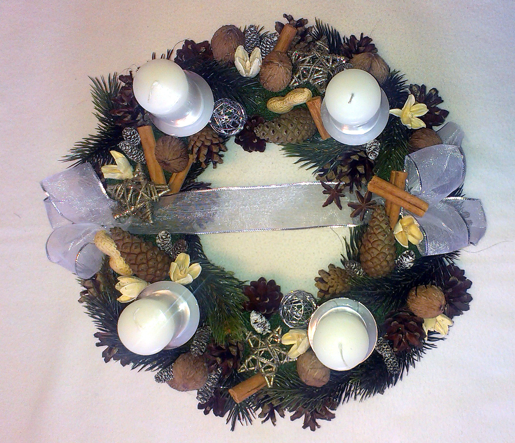Bielostrieborný adventný veniec