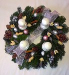 Striebornoružový adventný veniec