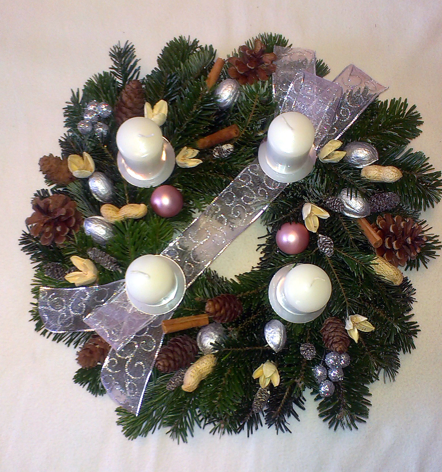 Striebornoružový adventný veniec