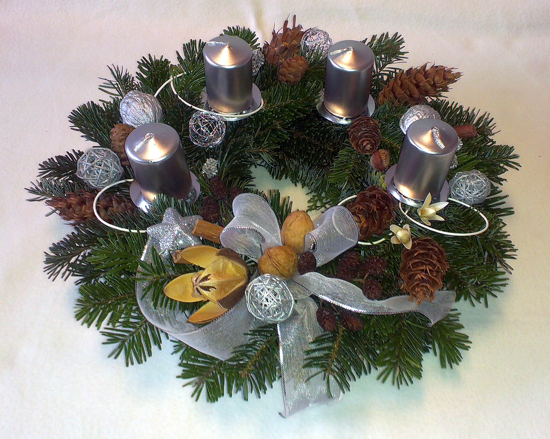 Strieborný okrúhly adventný veniec