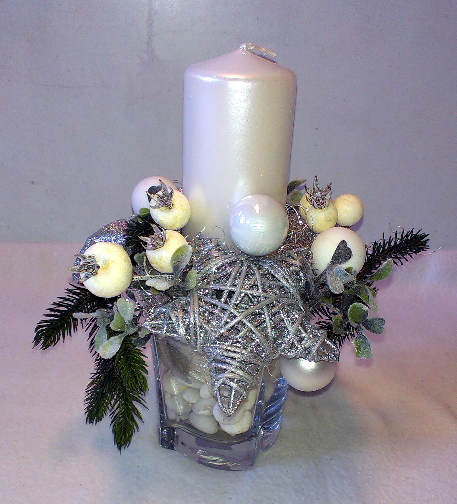 Biely vianočný aranžmán s kamienkami