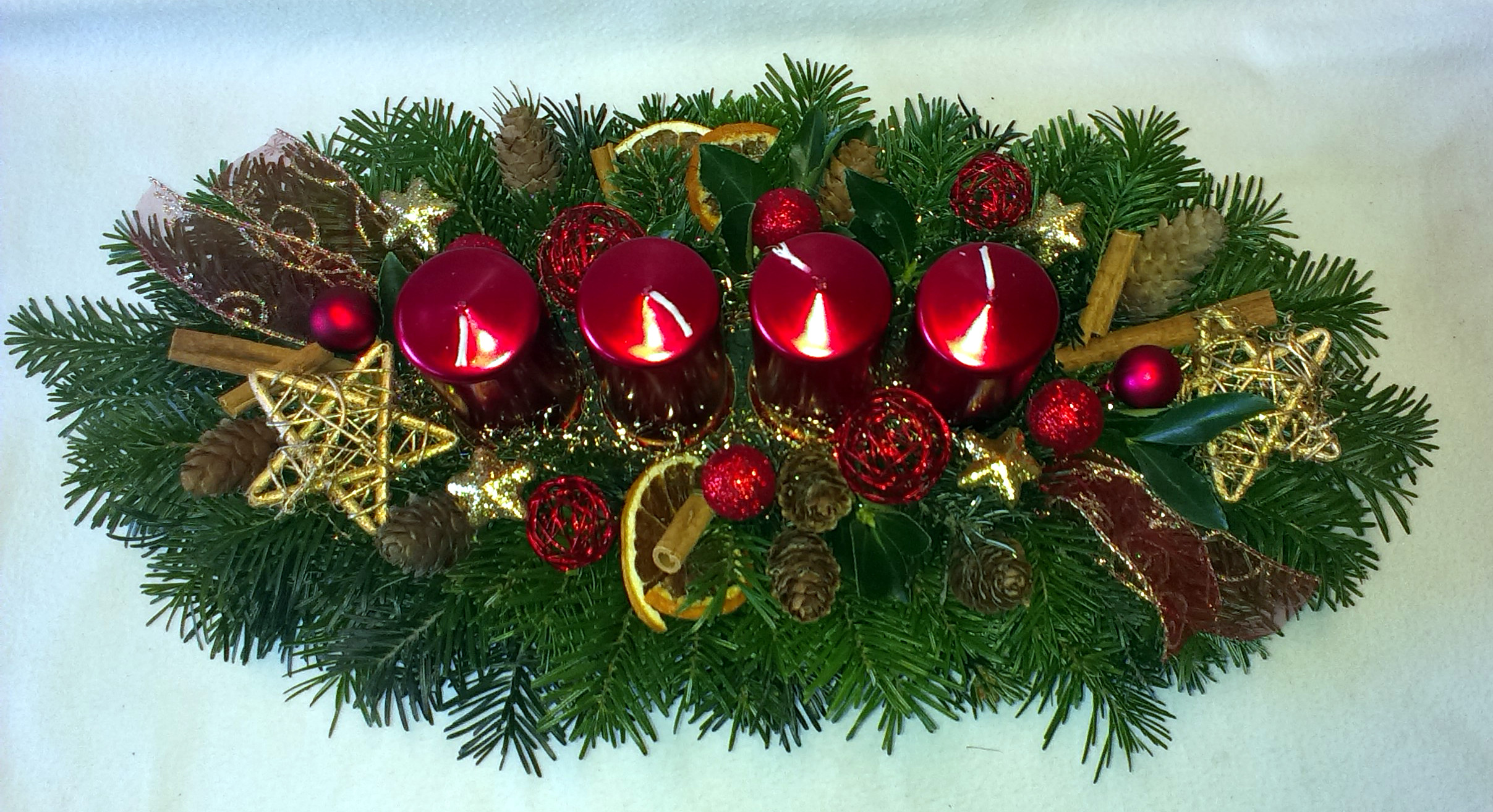 Vínovozlatý podlhovastý adventný veniec