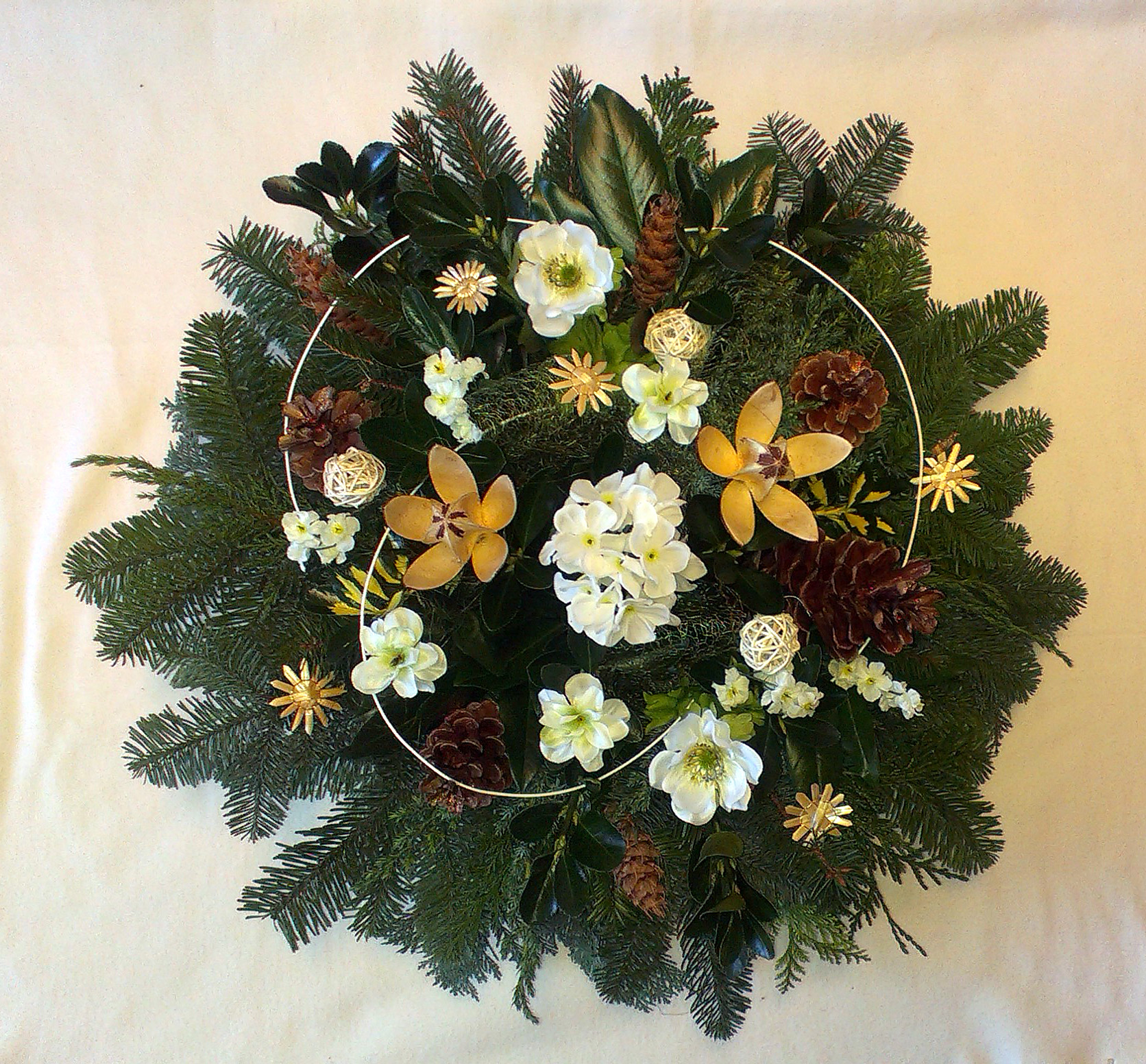 Bielobéžový príležitostný veniec