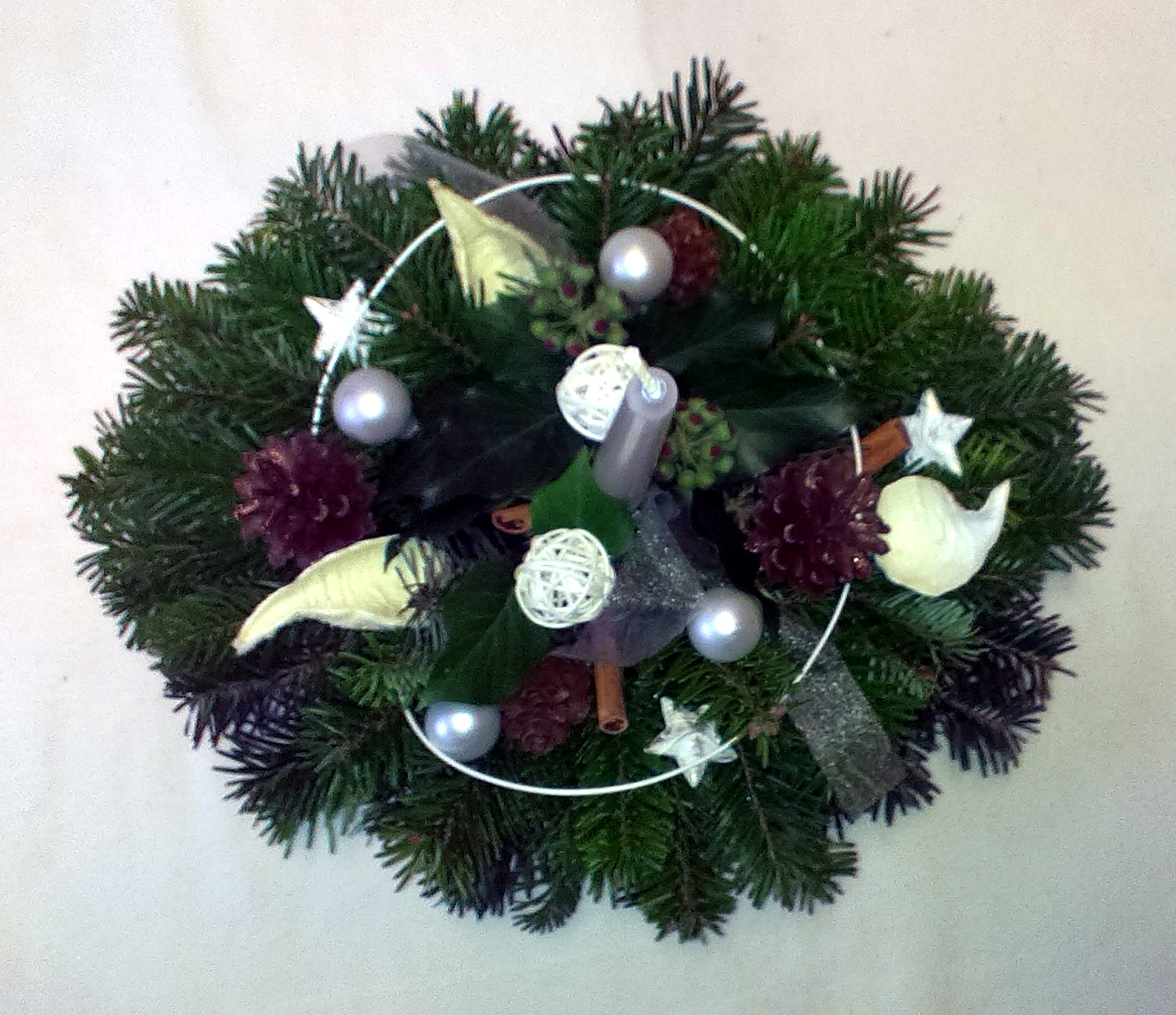 Bieloperleťový vianočný aranžmán